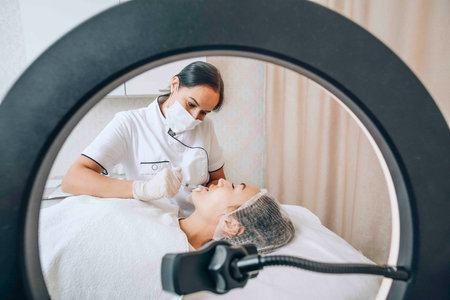 ダウンタイムや副作用はある？先輩たちの体験談から学ぶ注意事項